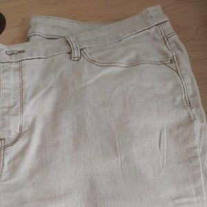 Capri's Size 16 Bone & White Like New condition